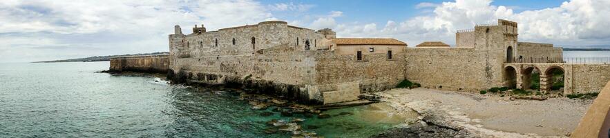 Siracusa, italia-maggio 9, Vista 2022 di il famoso maniaco castello su il isola di ortigia nel siracusa durante un' soleggiato giorno foto