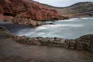 Lanzarote costa durante un' soleggiato giorno foto