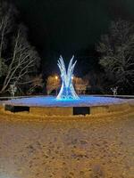 un' blu illuminato scultura nel il neve foto