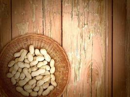 arachidi sullo sfondo di legno