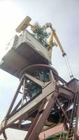 Visualizza a partire dal il superiore per il superiore di il porta Torre gru. industriale porta foto