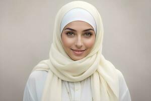 ai generato bellissimo musulmano donna sorridente e ridendo indossare un' hijab e decorato scialle foto