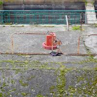 valvole per apertura tubi di un' acqua pompaggio stazione. porta aperto foto