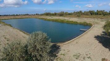 un artificiale lago per pesca. un' ponte per pescatori su il lago. lago pesca. foto