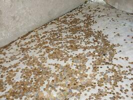 monete su un' calcestruzzo pavimento foto