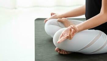 donna fare yoga Meditare esercizio a casa, seduta nel loto posizione o padmasana con mudra nel Camera da letto. assistenza sanitaria concetto. foto