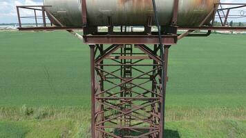 il acqua Torre. un vecchio rustico comunale comunicazione. il acqua Torre foto