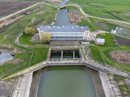 acqua pompaggio stazione di irrigazione sistema di riso campi. Visualizza foto