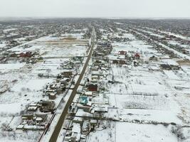 inverno Visualizza a partire dal il uccelli occhio Visualizza di il villaggio. il strade siamo coperto con neve foto