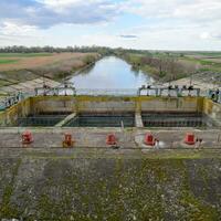 valvole per apertura tubi di un' acqua pompaggio stazione. porta aperto foto