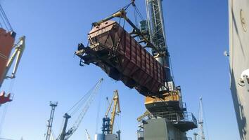 in movimento nolo ferrovia auto nel il porta di un' porta gru. carico sollevamento operazioni. industriale porta foto