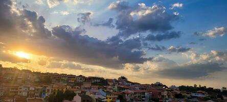 chiaro e sereno cielo, morbido nuvole pittura un' celeste immagine. il tranquillo bellezza di il atmosfera per migliorare il tuo progetti. Acquista Questo celeste Immagine per ispirare e affascinare foto