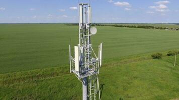 cellulare Torre. attrezzatura per inoltro cellulare e mobile segnale foto