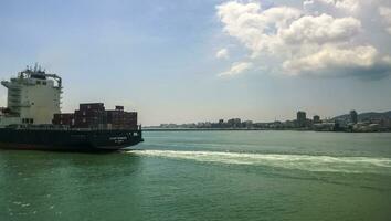 un' servizio piccolo barca nel il porto porto. Tsemesskaya baia. industriale porta foto