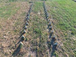 il rovine di il vecchio azienda agricola. coni colonna base di il parete. abbandonato e rovinato edifici foto