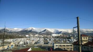 terrestre magazzini e Conservazione strutture vicino il porto marittimo. un' Visualizza di il montagna picchi foto