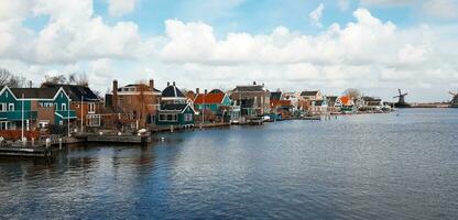 case su il fiume. viaggio nel Olanda foto