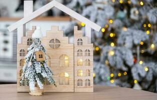 chiave su Natale albero e minuscolo Casa su accogliente casa con Natale arredamento su tavolo di festivo bianca cucina. regalo per nuovo anno. assicurazione, in movimento per nuovo Casa, mutuo, affitto e vero tenuta foto