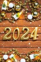 contento nuovo anno di legno numeri 2024 su accogliente festivo Marrone di legno sfondo con paillettes, neve, luci di ghirlande. saluti, cartolina. calendario, copertina foto
