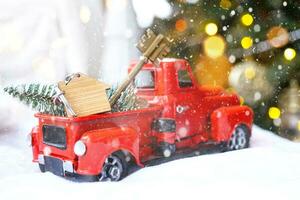 rosso retrò auto con un' Natale albero decora con il Casa chiave nel il Raccogliere camion per Natale. acquisto un' casa, in movimento, mutuo, prestito, vero proprietà, festivo umore, nuovo anno foto