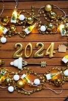 Casa chiave con portachiavi Villetta su festivo Marrone di legno sfondo con stelle, luci di ghirlande. nuovo anno 2024 di legno lettere, saluto carta. Acquista, costruzione, trasloco, mutuo, assicurazione foto
