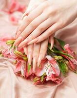 elegante pastello rosa naturale manicure. foto