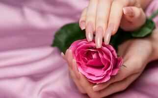 femmina mani con rosa chiodo design hold rosa Rose foto