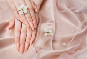 elegante pastello rosa naturale manicure. foto