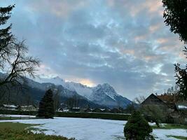 Alba dietro a il montagna gamma nel garmisch-partenkirchen Baviera meridionale Germania foto