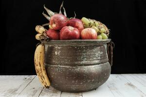 misto con autunno frutta nel un' metallo pentola foto