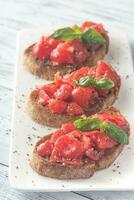 Bruschetta con ciliegia pomodori e basilico foto