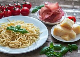 porzione di spaghetti con ingredienti foto