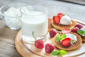 belga cialde con ricotta e fragole foto