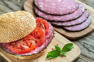 Sandwich con salame e pomodori foto