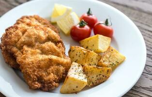 porzione di cotoletta con contorno foto