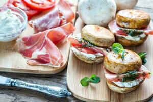 fungo hamburger con jamon, crema formaggio e menta salsa foto