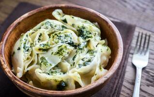 tortellini con ricotta e spinaci sotto menta salsa foto