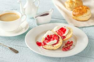 classico panetti con crema e bacca marmellata foto