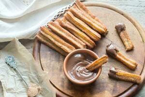 churros - famoso spagnolo dolce con cioccolato salsa foto