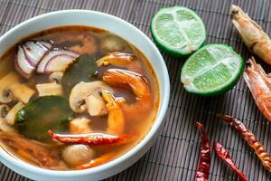 tailandese tom yum la minestra foto