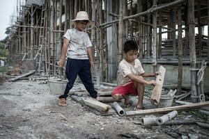 concetto di bambino lavoro duro e faticoso, povero bambini essere vittime di costruzione lavoro duro e faticoso, umano traffico, bambino abuso. foto