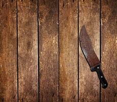 antico grande coltello mannaia su tavolo foto