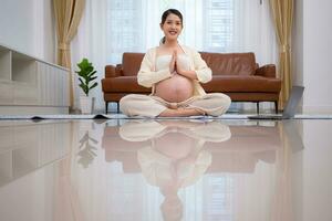 leggero attività per incinta donne su il limite di dando nascita, maternità prenatale cura e donna gravidanza concetto. foto