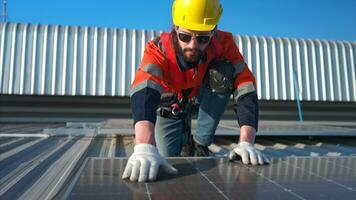 tecnico Lavorando su il solare pannello su il magazzino tetto per ispezionare il solare pannelli quello avere stato nel operazione per alcuni volta. foto