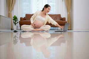 leggero attività per incinta donne su il limite di dando nascita, maternità prenatale cura e donna gravidanza concetto. foto