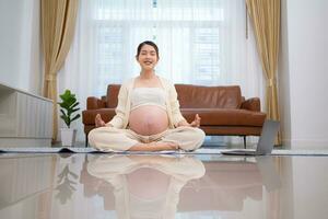 leggero attività per incinta donne su il limite di dando nascita, maternità prenatale cura e donna gravidanza concetto. foto