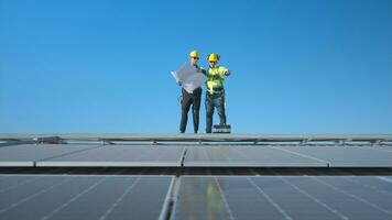 tutti e due di tecnico Lavorando su un' fotovoltaico solare pannelli foto