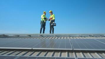 tutti e due di tecnico Lavorando su un' fotovoltaico solare pannelli foto