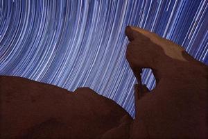 lunga esposizione sulle rocce del parco di joshua tree foto