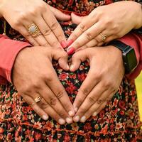 indiano coppia in posa per maternità sparare posa per accogliente nuovo Nato bambino nel lodhi strada nel delhi India, maternità foto sparare fatto di genitori per accogliente loro bambino, pre bambino foto sparare